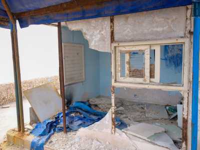 Subito a destra veniamo �accolti� da un locale dal tetto pericolante che ospitava gli uffici
